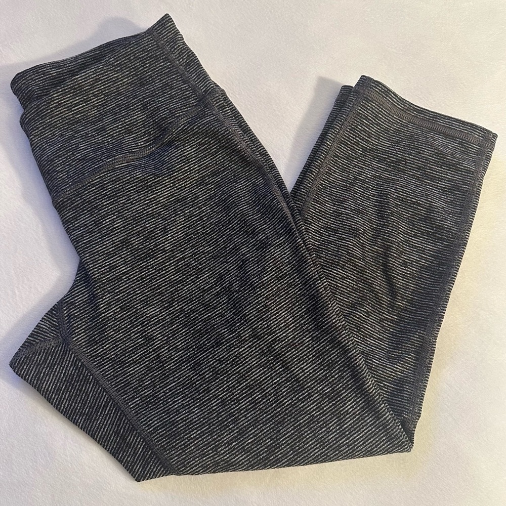Old Navy Active Cropped Compression Leggings Soft Black Stripes Medium